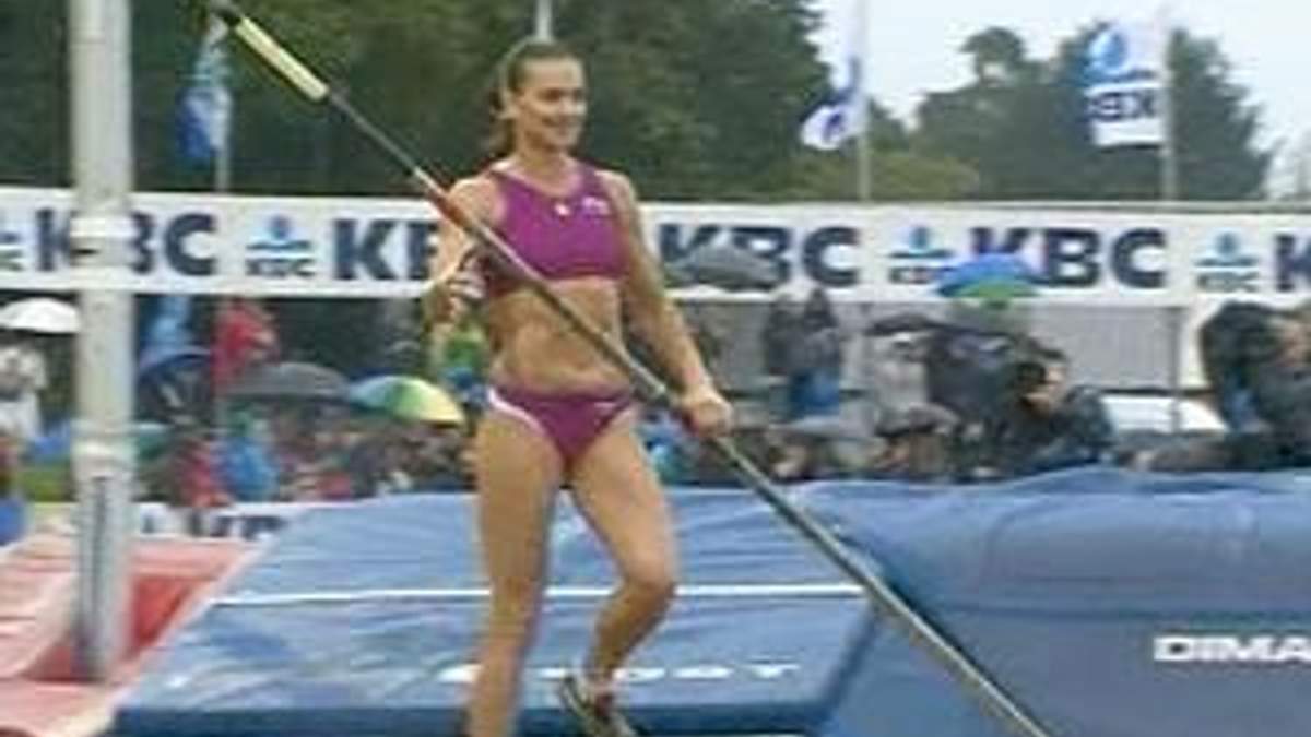 Елена Исинбаева вернулась в сектор для прыжков с шестом