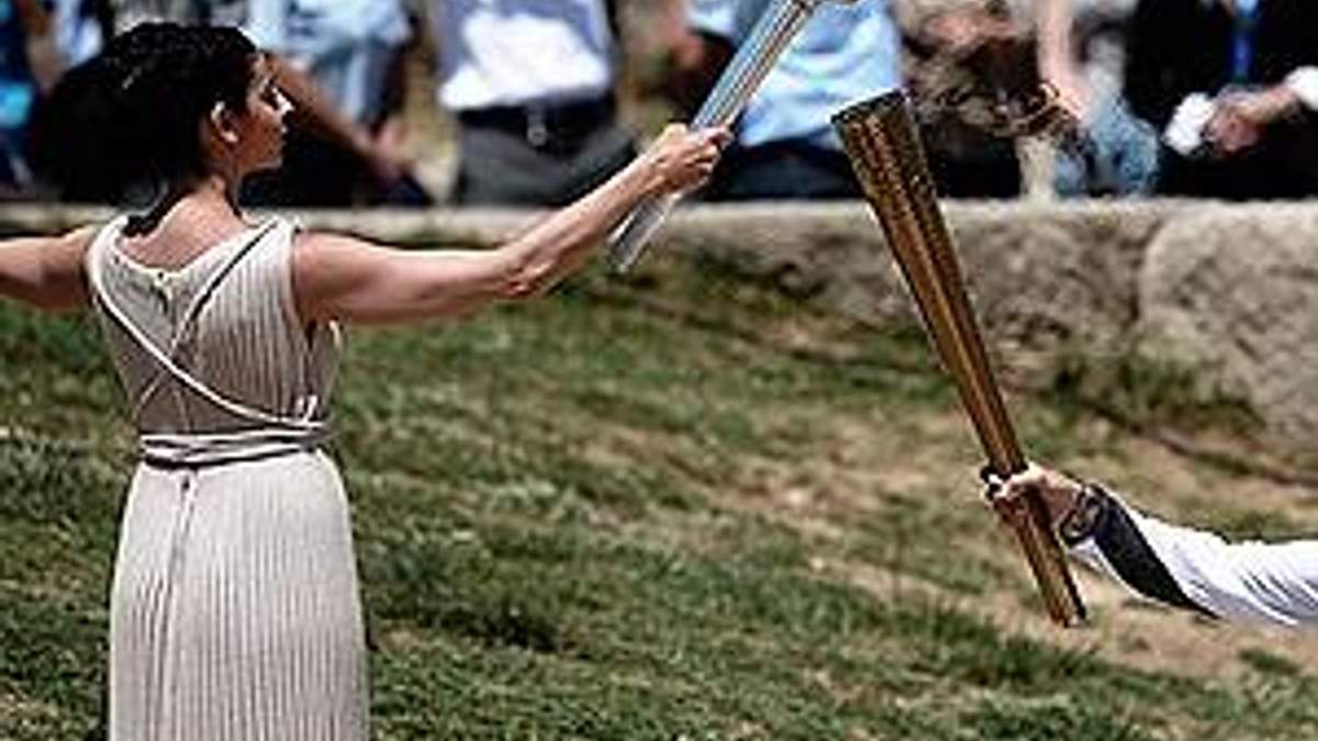 У Греції запалили лондонський олімпійський вогонь У Греції запалили лондонський олімпійський вогонь