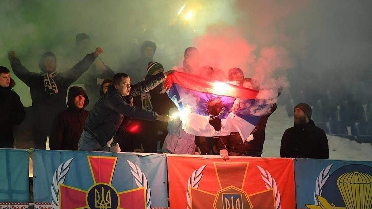 Фанаты "Карпат" сожгли флаг России на матче с "Арсеналом-Киев": фото
