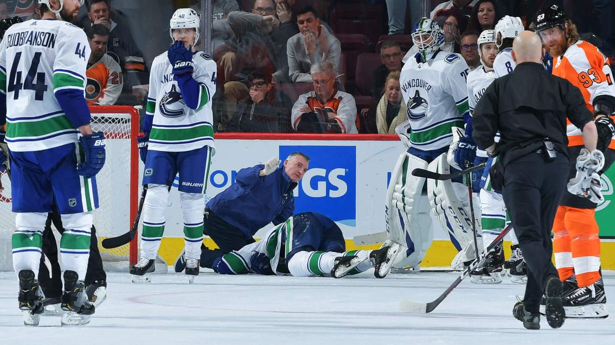 В матче НХЛ хоккеист нелепо ударился головой об лед и не смог самостоятельно подняться: видео