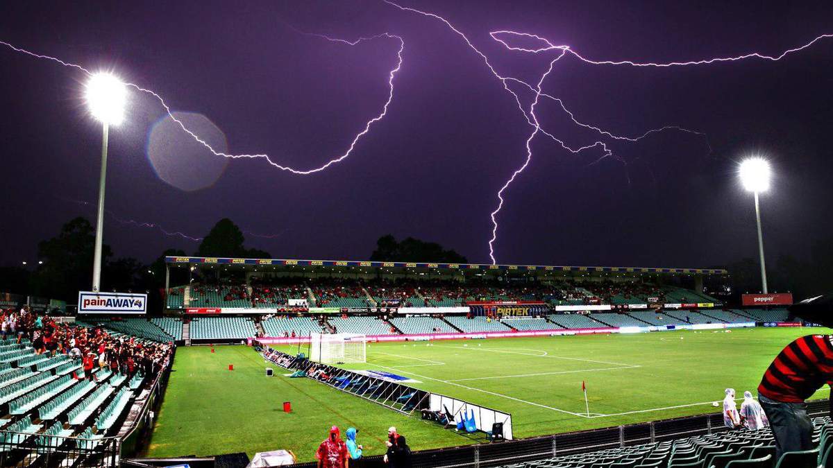 molniya udarila v futbolistov pryamo vo