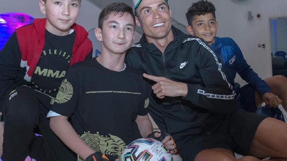 Роналду сыграл в футбол с известным мальчиком без ног из Казахстана – видео