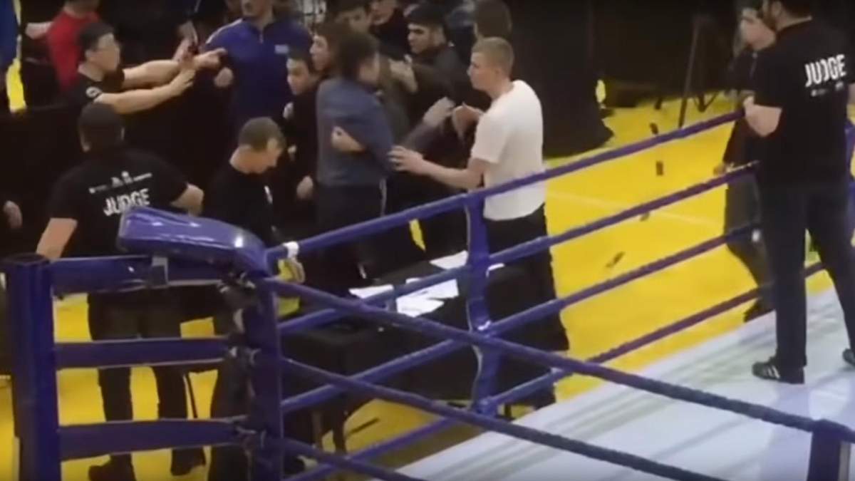 В Казахстані глядачі турніру ММА влаштували масову бійку – відео