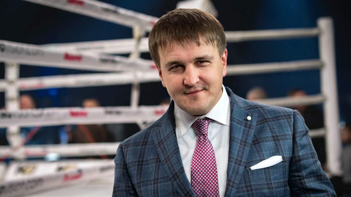 Промоутер привідкрив завісу таємниці, чому затягується організація бою Усика з Чісорою