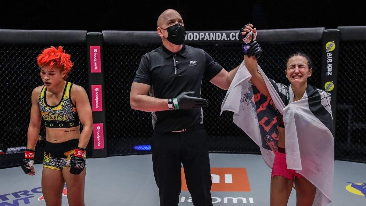 Украинка Рассохина эффектно задушила чемпионку в своем дебютном бою