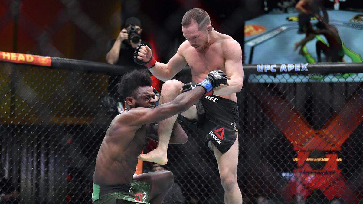 Боец из России со скандалом потерял титул UFC за запрещенный удар – видео
