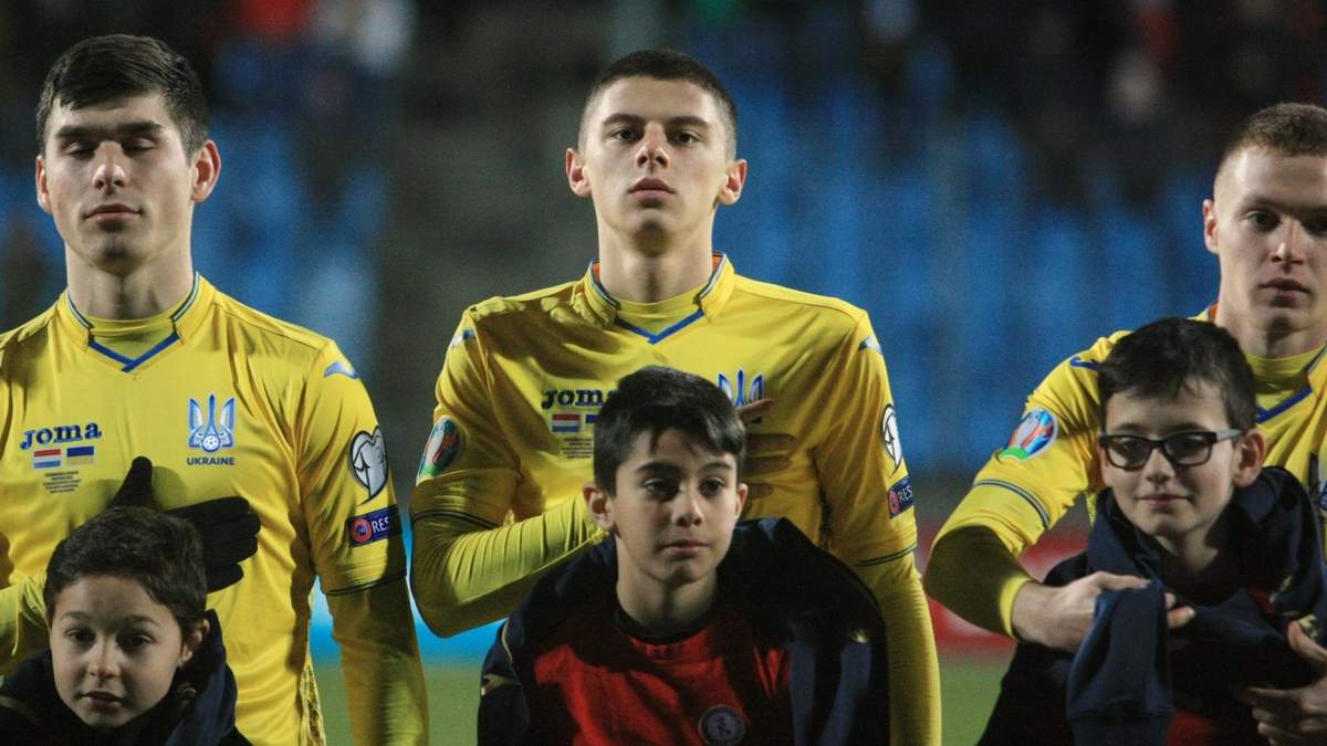 Емоційна реакція Миколенка на помилку в матчі проти Фінляндії - фото