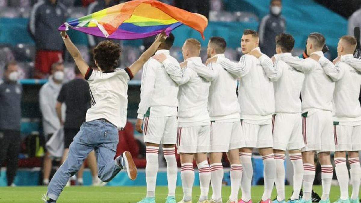 Фан с флагом ЛГБТ выбежал на поле во время матча Германия - Венгрия