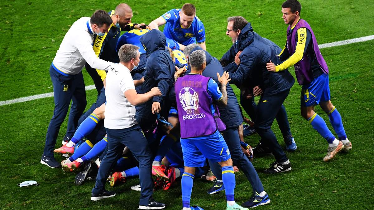 Игроки сборной Украины отпраздновали победу над Швецией на Евро-2020
