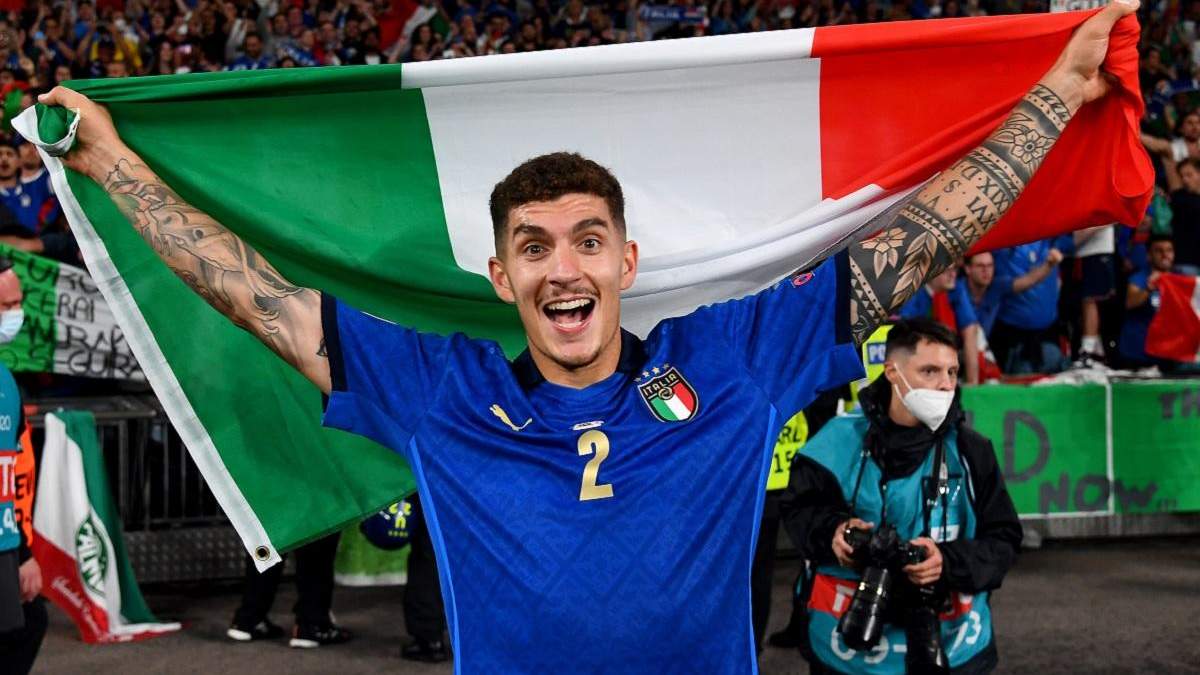 Защитник Италии курил в раздевалке после триумфа на Евро – видео