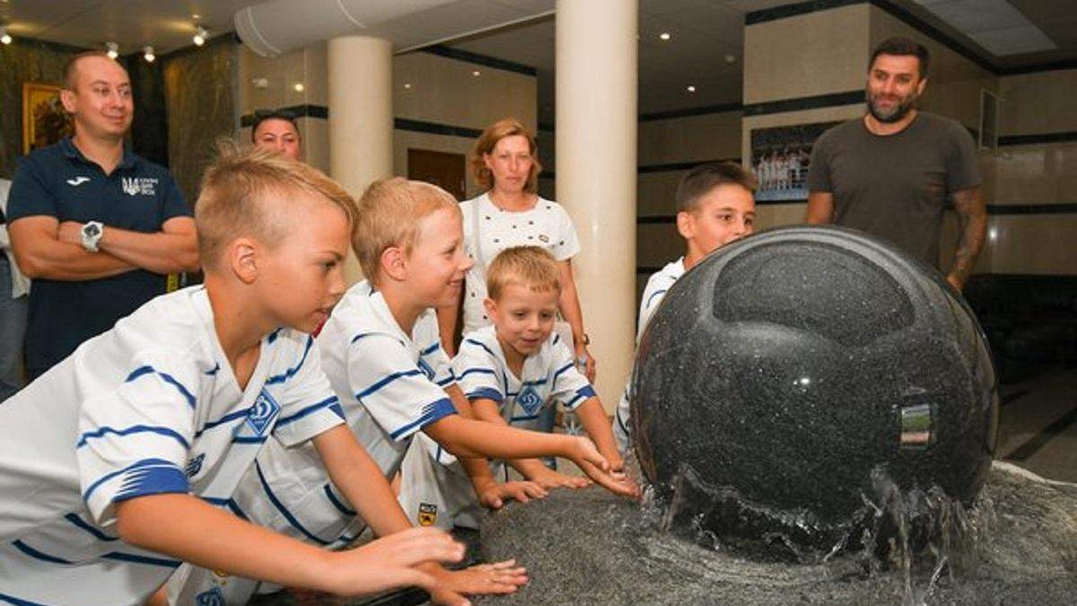 Динамо запросило хлопчаків, які співали гімн України у своєму дворі