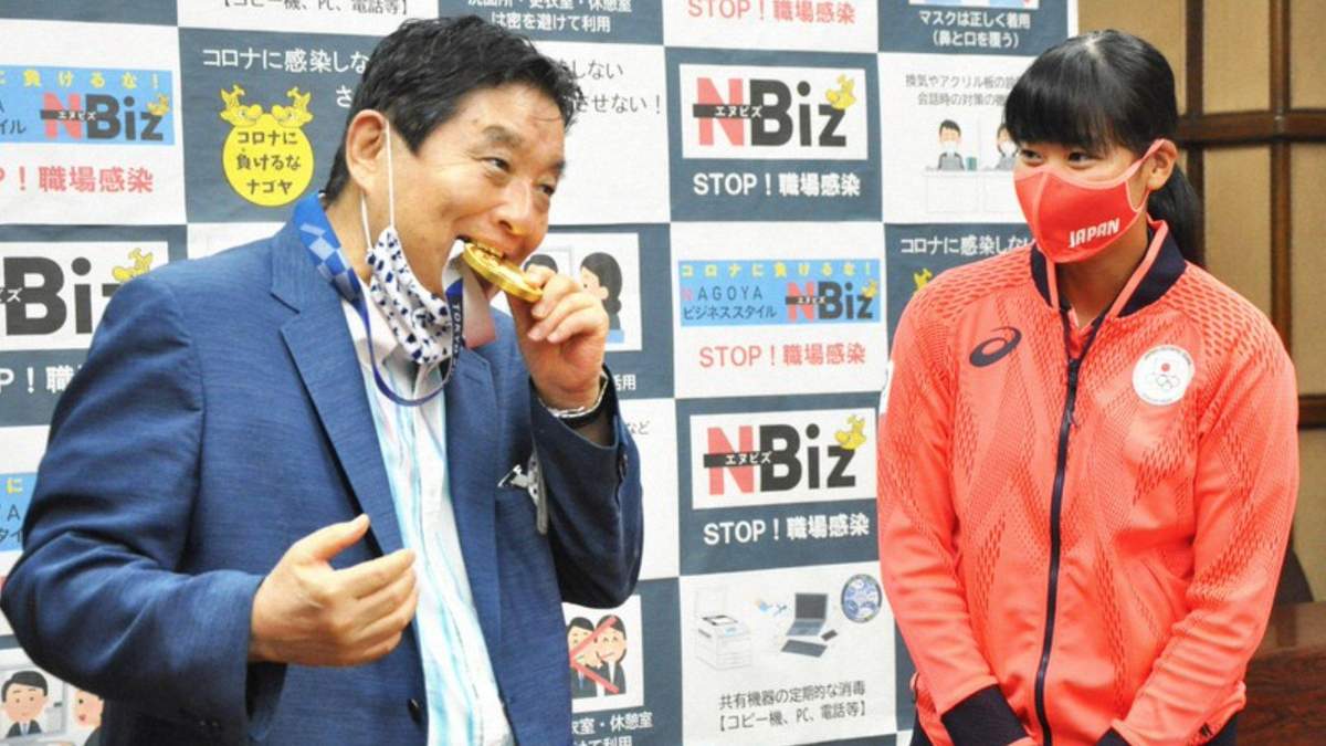 Мэр японского города надгрыз медаль победительницы Олимпиады, ее пришлось заменить