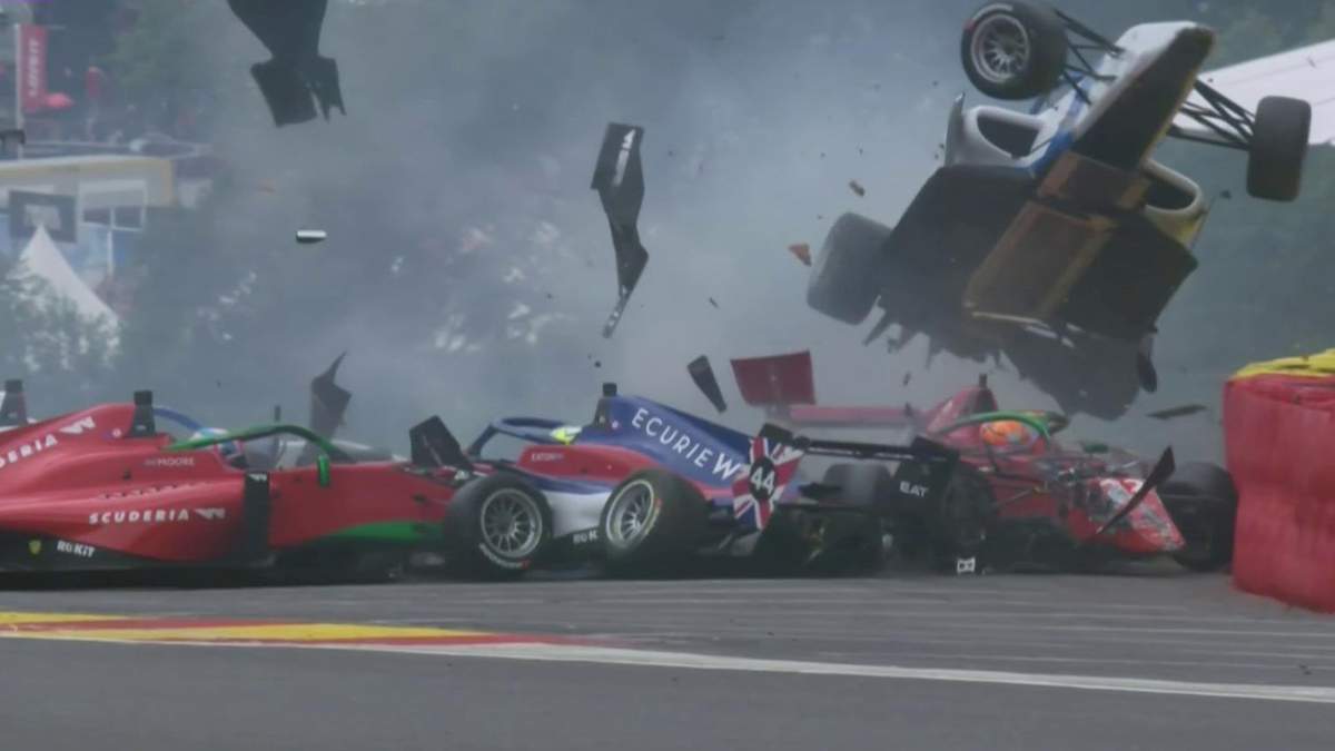 В женской Формуле-1 произошла массовая авария на смертельном повороте: видео