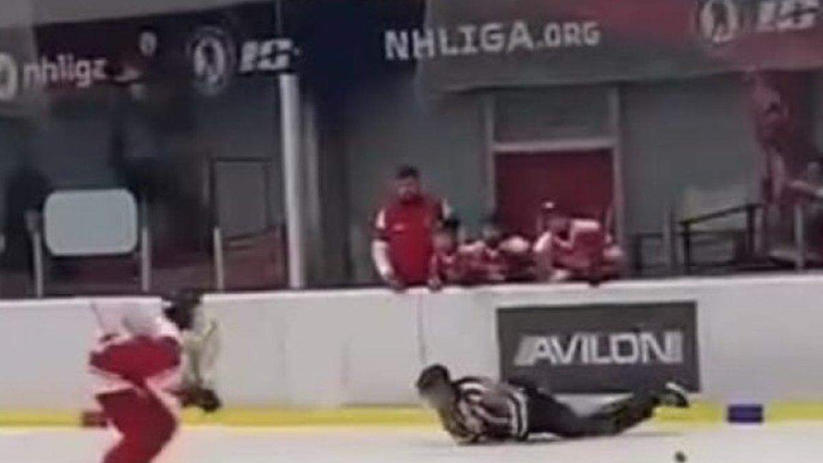 В России пьяный судья устроил "цирк" на матче детских хоккейных команд: видео
