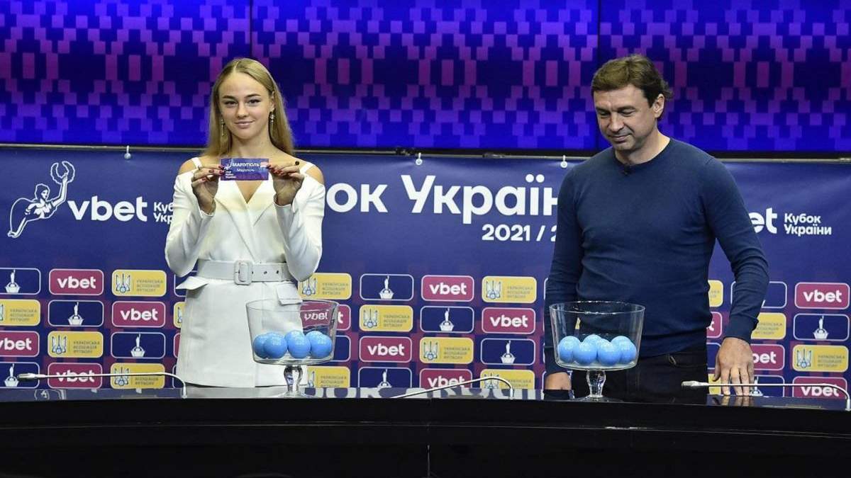 Белодед подарили футболку сборной Украины с символическим номером Шевченко: фото