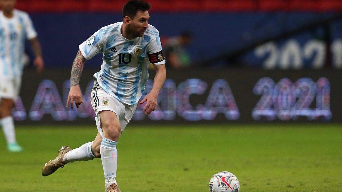 Шедевр у ворота Уругваю: Мессі забив ювілейний гол за Аргентину та отримав відзнаку за рекорд - Спорт 24