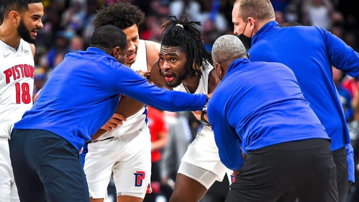 ЛеБрон Джеймс во время матча разбил до крови лицо соперника: видео удара и схватки на игре НБА