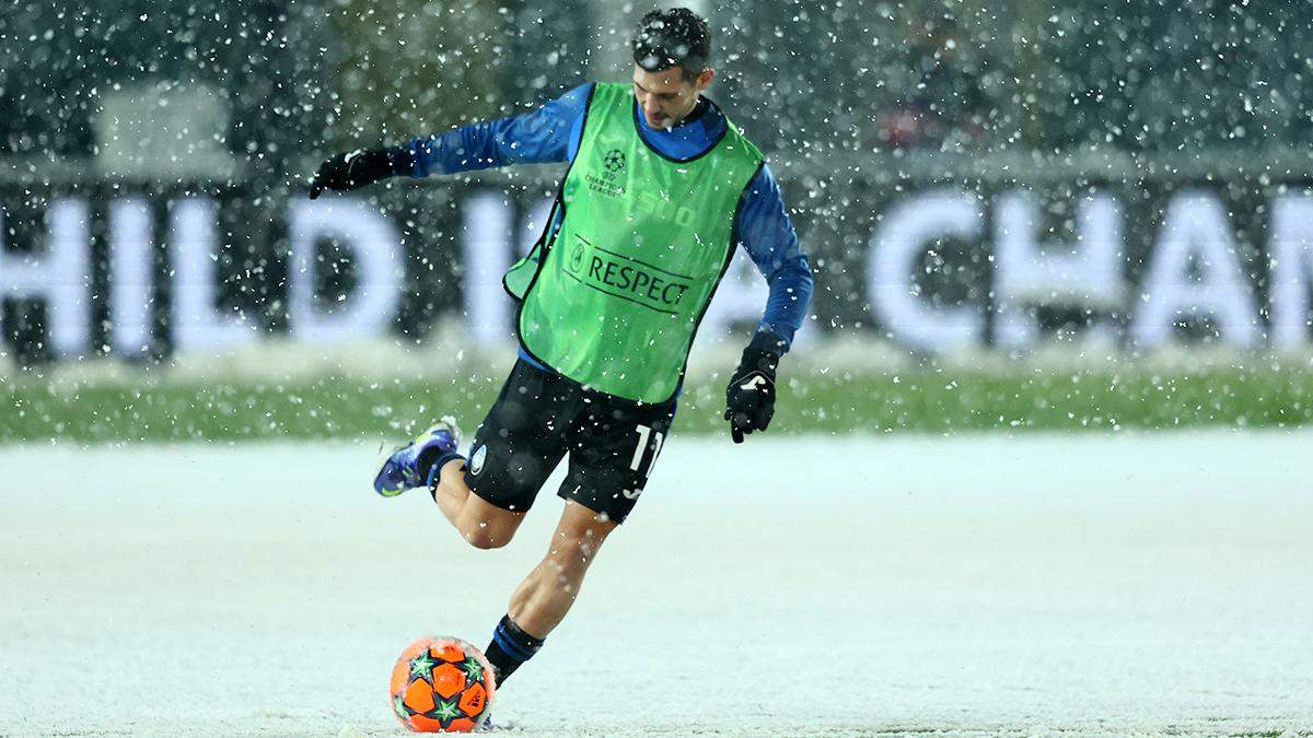 Матч Аталанти у Лізі чемпіонів перенесли: поле засипало снігом – яскраві фото - Спорт 24