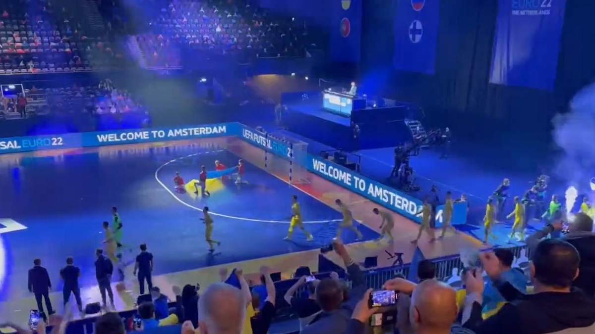 Фанати України заспівали легендарну пісню "Путін – ху*ло" Фанати України заспівали легендарну пісню "Путін – ху*ло"