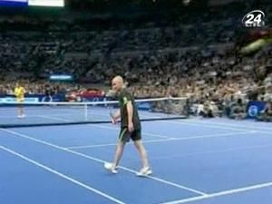 Піт Сампрас та Андре Агассі зіграли виставковий матч Піт Сампрас та Андре Агассі зіграли виставковий матч