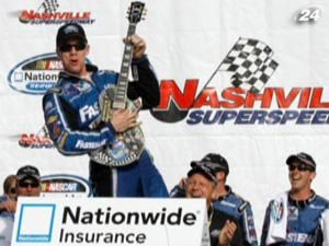 Карл Едвардс святкує третю перемогу в сезоні Карл Едвардс святкує третю перемогу в сезоні