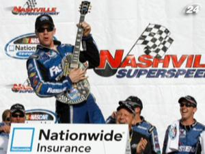 Карл Эдвардс празднует третью победу в сезоне