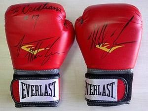 Майк Тайсон подарував Кріштіану Роналду боксерські рукавиці