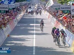 Итальянские велосипедисты едва не подрались на финише Итальянские велосипедисты едва не подрались на финише