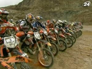 500 мотогонщиков приняли участие в экстремальном заезде 500 мотогонщиков приняли участие в экстремальном заезде