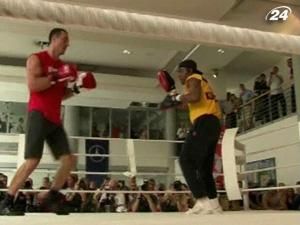 Володимир Кличко та Девід Хей провели відкриті тренування Володимир Кличко та Девід Хей провели відкриті тренування