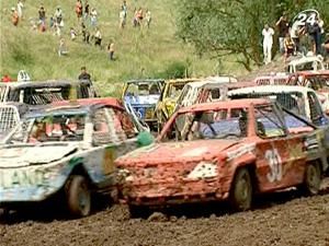 Під Сімферополем влаштували гонки на виживання Під Сімферополем влаштували гонки на виживання