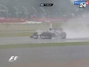 Пилоты Формулы-1 боролись с дождем в течение двух практик Пилоты Формулы-1 боролись с дождем в течение двух практик