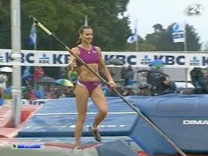 Елена Исинбаева вернулась в сектор для прыжков с шестом