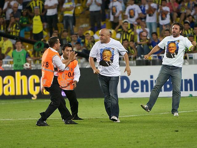 Фани зірвали матч "Шахтар"—"Фенербахче" Фани зірвали матч "Шахтар"—"Фенербахче"