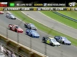 Семья Менардов одержала первую победу за 30 лет в серии NASCAR Семья Менардов одержала первую победу за 30 лет в серии NASCAR