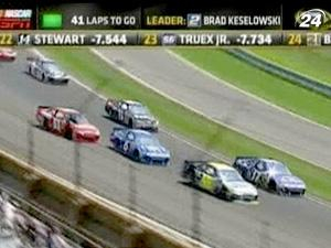 Семья Менардов одержала первую победу за 30 лет в серии NASCAR