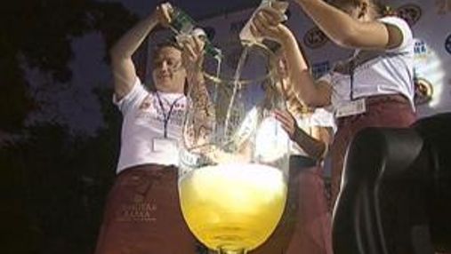 У Криму створили найбільший келих, його наповнили ігристим вином