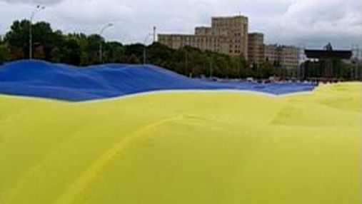 Харьков: на самой большой площади развернули самый большой флаг