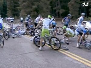Троє гонщиків потрапили у завал на багатоденці USA Pro Cycling Challenge Троє гонщиків потрапили у завал на багатоденці USA Pro Cycling Challenge