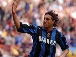 В Киеве легенды европейского и украинского футбола сыграют в благотворительном матче В Киеве легенды европейского и украинского футбола сыграют в благотворительном матче