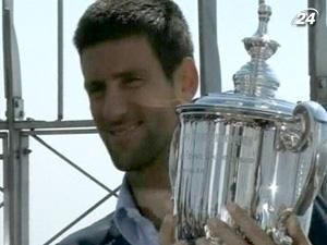 Новак Джоковіч піднявся з трофеєм на дах Empire State Building Новак Джоковіч піднявся з трофеєм на дах Empire State Building