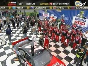 Тони Стюарт выиграл 40-ю гонку в карьере Тони Стюарт выиграл 40-ю гонку в карьере