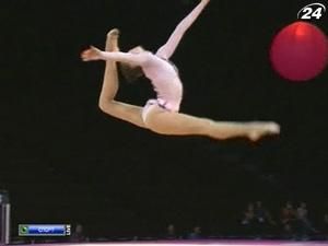 Алина Максименко стала пятой в упражнениях с обручем и мячом Алина Максименко стала пятой в упражнениях с обручем и мячом