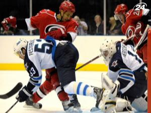 Хоккеист Алексей Поникаровский стал автором результативной передачи