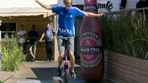 Німець на моноциклі проїхав 9 м по пивних пляшках