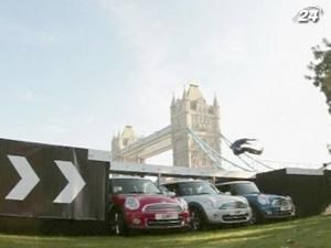 Чемпіон Англії перестрибнув 3 автомобілі Чемпіон Англії перестрибнув 3 автомобілі