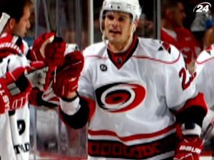 Олексій Понікаровський закинув першу шайбу у новій команді Олексій Понікаровський закинув першу шайбу у новій команді