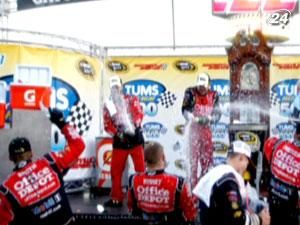 Стюарт здобув третю перемогу у сезоні у Серії NASCAR Стюарт здобув третю перемогу у сезоні у Серії NASCAR