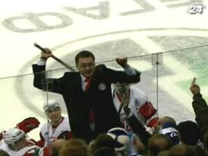 Наставник "Витязя" Андрей Назаров попытался побить фанатов клюшкой Наставник "Витязя" Андрей Назаров попытался побить фанатов клюшкой