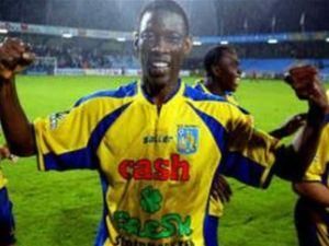 Футболіст помер під час футбольного матчу Футболіст помер під час футбольного матчу